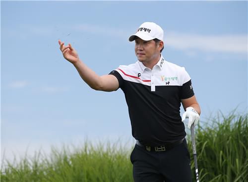 바람 살피는 강경남[한국프로골프협회(KPGA) 제공. 재판매 및 DB 금지]