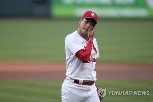 땀을 훔치는 김광현(세인트루이스 AP=연합뉴스) 세인트루이스 카디널스 왼손 선발 김광현이 5일(한국시간) 미국 미주리주 세인트루이스의 부시 스타디움에서 열린 메이저리그 신시내티 레즈와의 홈경기, 1회초 투구를 마친 뒤 땀을 닦고 있다.