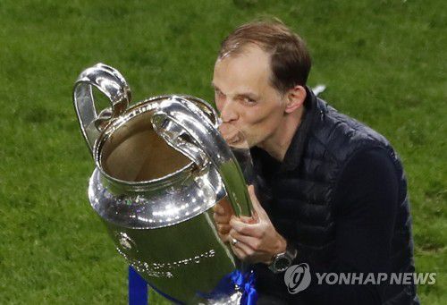 UCL 우승컵 '빅이어'에 입맞추는 투헬 감독[로이터=연합뉴스 자료사진]