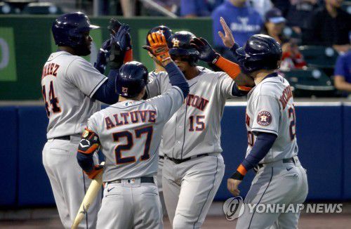 만루홈런 쳐내고 축하받는 말도나도[USA 투데이 스포츠=연합뉴스]