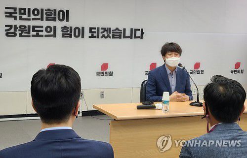 이준석 후보, 강원당원들과 간담회(춘천=연합뉴스) 이재현 기자 = 강원도를 방문한 국민의힘 이준석 당대표 후보가 5일 오전 춘천시 국민의힘 강원도당사에서 당원들과 간담회를 하고 있다. 2021.6.5 jlee@yna.co.kr