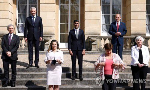 주요 7개국(G7) 재무장관들이 5일(현지시간) 영국 런던에서 회의하기 앞서 사진을 촬영하고 있다. [AFP=연합뉴스]