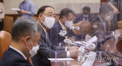 2차 추경안 편성 검토 공식화하는 홍남기 부총리 겸 기획재정부 장관[연합뉴스 자료사진]