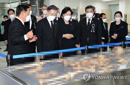 유해발굴감식단 신원확인센터 방문한 문 대통령(서울=연합뉴스) 이진욱 기자 = 문재인 대통령과 부인 김정숙 여사가 6일 서울 동작구 국방부 유해발굴감식단 신원확인센터를 방문, 유해감식실에서 허욱구 유해발굴단장으로부터 설명을 듣고 있다. 2021.6.6 cityboy@yna.co.kr