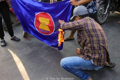 아세안 깃발을 불태우는 미얀마 시위대. 2021.6.6[SNS 캡처. 재판매 및 DB 금지]