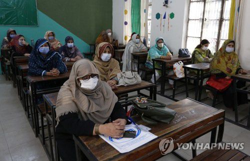 중국산 코로나19 백신 접종 기다리는 파키스탄 교사들(라호르 AP=연합뉴스)