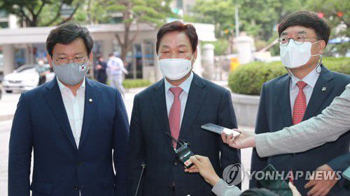 이용구 전 차관 수사 관련 경찰청 항의방문하는 국민의힘(서울=연합뉴스) 하사헌 기자 = 국회 행안위 박완수 국민의힘 간사(가운데)와 서범수 의원, 김형동 의원이 7일 오후 이용구 전 법무차관에 대한 수사무마 의혹과 관련해 경찰청을 항의방문, 입장을 밝히고 있다. toadboy@yna.co.kr