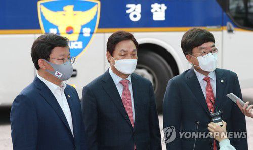이용구 전 차관 수사 관련 경찰청 항의방문하는 국민의힘(서울=연합뉴스) 하사헌 기자 = 국회 행안위 박완수 국민의힘 간사(가운데)와 서범수 의원, 김형동 의원이 7일 오후 이용구 전 법무차관에 대한 수사무마 의혹과 관련해 경찰청을 항의방문, 입장을 밝히고 있다. toadboy@yna.co.kr