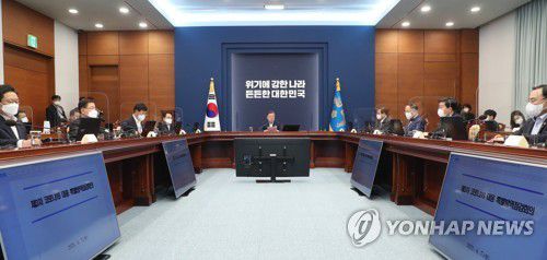 발언하는 문 대통령(서울=연합뉴스) 이진욱 기자 = 문재인 대통령이 7일 청와대에서 열린 제3차 코로나19 대응 특별방역점검회의에서 발언하고 있다. cityboy@yna.co.kr