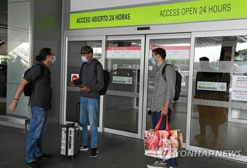 므랏 쪼 뚜(가운데) 기자가 스페인에 도착한 모습. 2021.6.1[EPA=연합뉴스]