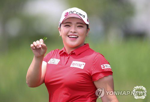 경기 도중 네잎 클로버를 들고 기뻐하는 장하나.[KLPGA 제공. 재판매 및 DB 금지]