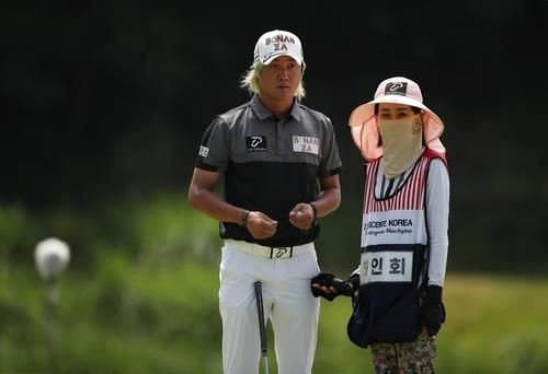 캐디를 맡은 아내 육은채 씨와 코스 공략을 상의하는 허인회.[KPGA 제공. 재판매 및 DB 금지]
