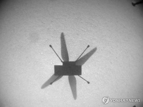 인저뉴어티 장착한 카메라로 포착한 동체 그림자[EPA/NASA/JPL-Caltech 제공/ 재판매 및 DB 금지]