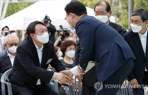 악수하는 윤석열-송영길(서울=연합뉴스) 임화영 기자 = 윤석열 전 검찰총장(왼쪽)이 9일 오후 서울 남산예장공원 개장식에서 더불어민주당 송영길 대표와 악수하고 있다. 2021.6.9 hwayoung7@yna.co.kr