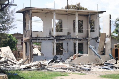 미얀마군 포격으로 부서진 데모소 지역 내 건물. [이라와디 캡처. 재판매 및 DB 금지]