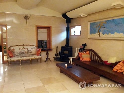 `성접대 의혹' 건설업자 별장(서울=연합뉴스) 사회지도층 인사들에게 성 접대를 했다는 의혹이 제기된 건설업자 윤모(51)씨의 별장 내부 사진. 이 별장은 강원도 원주 인근으로 성 접대 동영상이 촬영된 것으로 추정된다. [연합뉴스 자료사진]