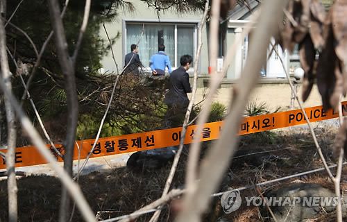 경찰, '성 접대 의혹' 별장 압수수색 중인 경찰(원주=연합뉴스) 이재현 기자 = 건설업자 윤모(52)씨의 '성 접대 의혹' 사건을 수사 중인 경찰이 2013년 3월 31일 강원도 원주 인근 윤씨의 별장에 대한 대대적인 압수수색을 벌이고 있다. [연합뉴스 자료사진]