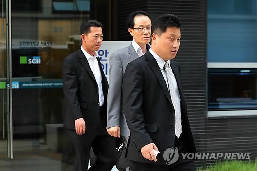 경찰, 김학의 전 차관 병원 방문조사(서울=연합뉴스) 박동주 기자 = 건설업자 윤모씨의 유력인사 성접대 의혹을 수사 중인 경찰이 윤씨로부터 성 접대를 받은 혐의를 받는 김학의 전 법무부 차관이 입원 중인 병원에서 방문 조사를 벌인 가운데 2013년 6월 29일 오후 수사관들이 조사를 마치고 병원을 나서고 있다. [연합뉴스 자료사진]