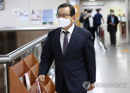 김학의, 2심 속행공판 출석(서울=연합뉴스) 신준희 기자 = 김학의 전 법무부 차관이 지난해 9월 16일 오후 서초구 서울고법에서 열리는 2심 속행공판에 출석하기 위해 법정으로 향하고 있다. [연합뉴스 자료사진]