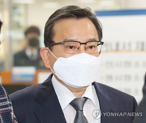 '별장 성접대' 김학의 전 차관 항소심 선고 공판 출석(서울=연합뉴스) 김도훈 기자 = 억대 뇌물과 성접대를 받은 혐의로 재판에 넘겨졌으나 1심에서 무죄를 선고받은 김학의 전 법무부 차관이 지난해 10월 28일 열린 항소심 선고 공판에 출석하기 위해 서울 서초구 서울고등법원 법정으로 향하고 있다. [연합뉴스 자료사진]