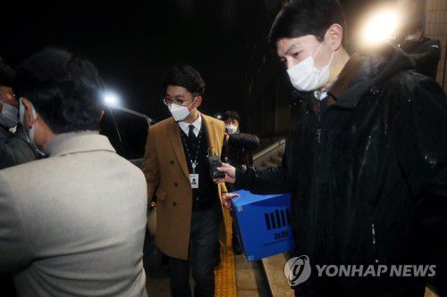 '김학의 출금 사건' 법무부에서 압수품 박스 들고 나오는 검찰(서울=연합뉴스) 홍해인 기자 = 위법성 논란이 불거진 김학의 전 법무부 차관 출국금지 사건을 수사 중인 검찰이 지난 1월 21일 과천정부청사에서 법무부를 상대로 압수수색을 마친 뒤 압수품이 든 박스를 들고 나오고 있다. [연합뉴스 자료사진]