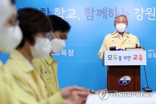 민병희 강원교육감, 등교수업 확대 방안 발표(춘천=연합뉴스) 양지웅 기자 = 7일 강원 춘천시 강원도교육청에서 민병희 도교육감이 등교수업 확대 방안을 발표하고 있다.
    도교육청은 오는 14일부터 전면 등교 수업을 순차적으로 확대할 방침이다. 2021.6.7 yangdoo@yna.co.kr