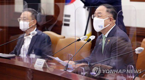 홍남기 부총리, 혁신성장 추진회의(서울=연합뉴스) 한상균 기자 = 홍남기 부총리 겸 기획재정부 장관이 10일 정부서울청사에서 혁신성장 BIG3(시스템 반도체·미래차·바이오헬스) 추진 회의를 하고 있다. xyz@yna.co.kr