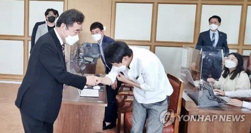 대전 찾은 더불어민주당 이낙연 전 대표(대전=연합뉴스) 김준호 기자 = 더불어민주당 이낙연 전 대표가 10일 지지 모임인 '신복지대전포럼' 출범식에 앞서 취재진들과 인사를 하고 있다. kjunho@yna.co.kr