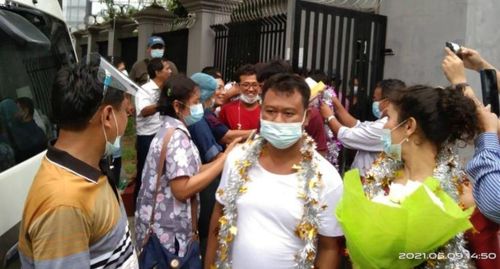 지난 9일 석방된 아라칸군 툰 미얏 나잉 사령관의 가족들[이라와디 사이트 캡처. 재판매 및 DB 금지]