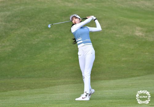 정지유, 아이언샷(서울=연합뉴스) 22일 경남 김해 가야CC에서 열린 '넥센-세인트나인 마스터즈 2021' 1라운드 1번 홀에서 정지유가 아이언샷을 하고 있다. 2021.4.22 
    [KLPGA 제공. 재판매 및 DB 금지] photo@yna.co.kr