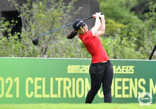 티샷하는 양호정(서울=연합뉴스) 양호정이 11일 경기 파주시 서서울CC에서 열린 한국여자프로골프(KLPGA) 투어 '2021 셀트리온 퀸즈 마스터즈' 1라운드 1번 홀에서 티샷하고 있다. 2021.6.11 
    [KLPGA 제공. 재판매 및 DB 금지] photo@yna.co.kr