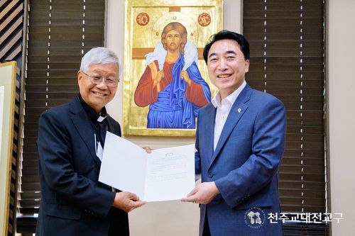 '한국인 첫 교황청 장관' 유흥식 대주교 만난 박수현 수석(서울=연합뉴스) 박수현 청와대 국민소통수석이 12일 천주교 세종시 대구교구청에서 한국인 최초로 교황청 장관에 임명된 유흥식 대주교를 만나 문재인 대통령의 축전을 전달하고 있다. 2021.6.21. [청와대 제공. 재판매 및 DB 금지]