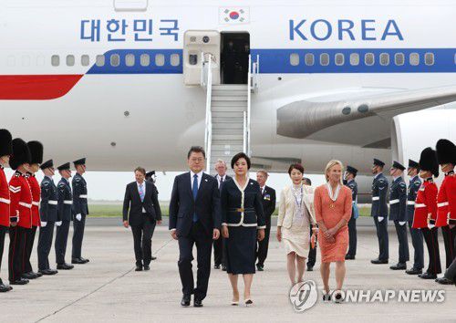 영국 도착한 문재인 대통령(콘월<영국>=연합뉴스) 이진욱 기자 = G7 정상회의 참석차 영국을 방문한 문재인 대통령이 11일(현지시간) 영국 콘월 뉴키 공항에 도착해 부인 김정숙 여사와 공군 1호기에서 내리고 있다.   2021.6.12 cityboy@yna.co.kr