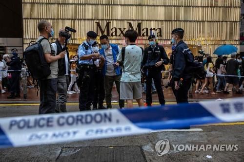 행인 신원 확인하는 홍콩 경찰[AFP=연합뉴스]