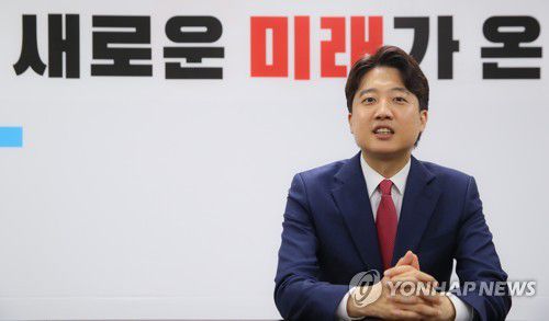 MZ세대 거친생각의 이준석, 보수를 이끌다(서울=연합뉴스) 진성철 기자 = MZ세대이자 거친 생각을 가진 이준석이 보수 야당을 이끌 리더가 됐다.
    헌정 사상 첫 30대 당대표에 선출된 국민의힘 이준석 새 대표가 서울 여의도 중앙당사에서 연합뉴스와 인터뷰하고 있다.  2021.6.13 zjin@yna.co.kr