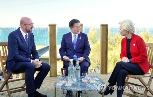 영국에서 만난 한-EU 정상(콘월[영국]=연합뉴스) 이진욱 기자 = G7 정상회의 참석차 영국을 방문 중인 문재인 대통령이 12일(현지시간) 영국 콘월 카비스베이에서 우르줄라 폰데어라이엔 EU 집행위원장(오른쪽), 샤를 미셸 EU 정상회의 상임의장(왼쪽)과 한-EU 정상회담을 하고 있다. 2021.6.13 cityboy@yna.co.kr