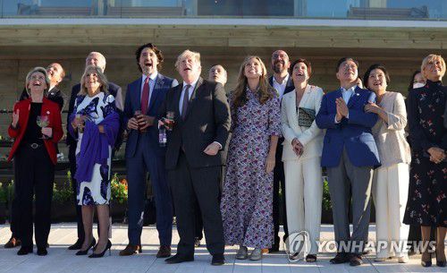 에어쇼 관람하는 G7정상과 배우자들(콘월[영국]=연합뉴스)  G7 정상회의 참석차 영국을 방문 중인 문재인 대통령과 부인 김정숙 여사가 12일(현지시간) 참가국 정상 및 정상 부인들과 영국 콘월 카비스베이에서 에어쇼를 관람하고 있다. 2021.6.13  [영국 총리실 제공. 재판매 및 DB금지] cityboy@yna.co.kr