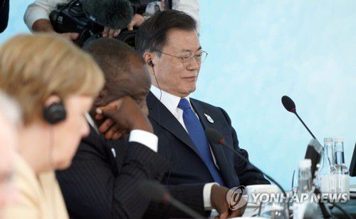 확대회의 3세션 참석한 문 대통령(콘월[영국]=연합뉴스) 이진욱 기자 = G7 정상회의 참석차 영국을 방문 중인 문재인 대통령이 13일(현지시간)  영국 콘월 카비스베이에서 열린 '기후변화 및 환경' 방안을 다룰 확대회의 3세션에 참석해 있다. 2021.6.13 cityboy@yna.co.kr