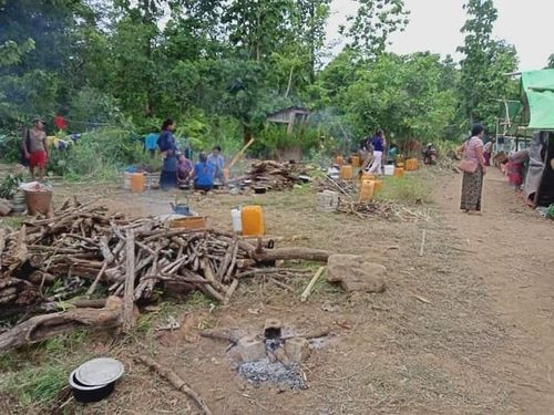 숲속으로 피신해 생활 중인 미얀마인들[SNS 캡처. 재판매 및 DB 금지]