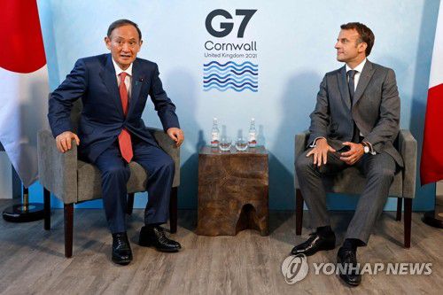 양자 회담하는 일본·프랑스 정상(카비스 베이 AFP=연합뉴스) 영국 콘월주 카비스 베이에서 열린 주요 7개국(G7) 정상회의에 참석 중인 스가 요시히데(왼쪽) 일본 총리와 에마뉘엘 마크롱 프랑스 대통령이 12일(현지시간) 양자 회담을 하고 있다. 교도통신에 따르면 이 자리에서 마크롱 대통령이 다음 달 23일 개막 예정인 도쿄올림픽과 관련, "개회식 참석을 기대하고 있다"고 밝히자, 스가 총리는 "환영한다"고 화답했다. sungok@yna.co.kr