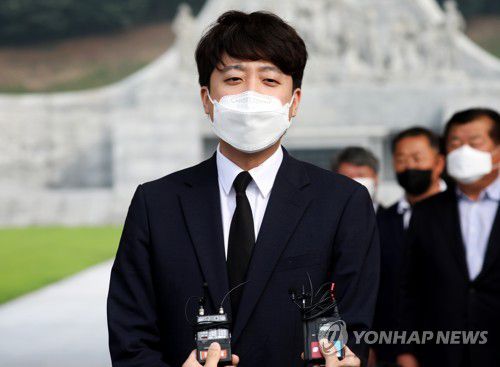 참배 마친 국민의힘 이준석 대표(대전=연합뉴스) 김준범 기자 = 국민의힘 이준석 대표가 14일 대전 유성구 국립대전현충원을 찾아 참배한 뒤 기자들의 질문에 답하고 있다. psykims@yna.co.kr