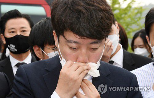 눈물 흘리는 이준석 대표(대전=연합뉴스) 김준범 기자 = 국민의힘 이준석 대표가 14일 대전시 유성구 국립대전현충원 천안함 46용사 묘역 참배를 마친 후 유가족을 만나 눈물을 흘리고 있다. 2021.6.14 psykims@yna.co.kr