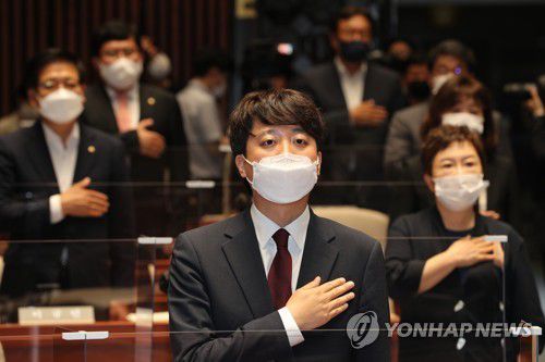 국기에 대한 경례하는 이준석 대표(서울=연합뉴스) 하사헌 기자 = 국민의힘 이준석 신임 대표가 14일 국회에서 열린 의원총회에서 국기에 대한 경례를 하고 있다. 2021.6.14 toadboy@yna.co.kr