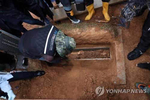지난해 11월 19일 국립 5·18민주묘지에서 '무명열사'의 유골을 채취하는 모습[연합뉴스 자료사진]