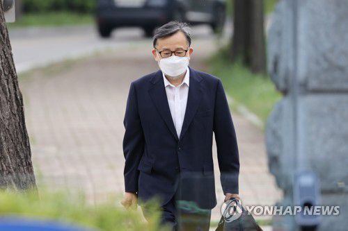 고개 숙이고 구치소서 나오는 김학의(의왕=연합뉴스) 임화영 기자 = 성접대·뇌물 혐의로 기소돼 징역형을 선고받은 김학의 전 법무부 차관이 지난 10일 오후 경기도 의왕시 서울구치소에서 보석으로 석방되고 있는 모습. [연합뉴스 자료사진]