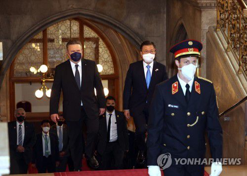 빈 시청 방문한 문 대통령(빈[오스트리아]=연합뉴스) 이진욱 기자 = 오스트리아를 국빈 방문중인 문재인 대통령이 14일(현지시간) 빈 시청을 방문, 미카엘 루드비히 비엔나 시장 등 관계자 영접을 받고 있다. 2021.6.15 cityboy@yna.co.kr