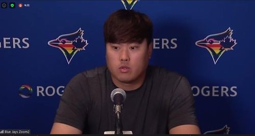 토론토 에이스 류현진(서울=연합뉴스) 토론토 블루제이스 에이스 류현진이 16일(한국시간) 미국 뉴욕주 버펄로의 세일런 필드에서 열린 2021 미국프로야구 메이저리그 뉴욕 양키스와의 홈경기가 끝난 뒤, 화상 인터뷰하고 있다. [토론토 블루제이스 화상 인터뷰 화면 캡처. 재판매 및 DB 금지]