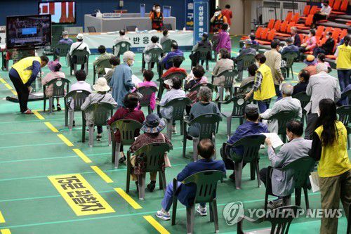 이상반응 관찰구역(광주=연합뉴스) 조남수 기자 = 지난달 24일 오전 광주 서구 염주체육관에 마련된 코로나19 예방접종센터에서 화이자 백신 1차 접종을 마친 시민들이 이상 반응 확인을 위해 관찰구역에 머물고 있는 모습. [연합뉴스 자료사진]