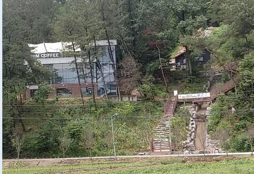 채계산 출렁다리 옆 카페 [연합뉴스 자료사진]