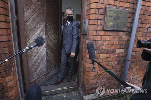사임 의사를 밝힌 뒤 벨파스트 민주연합당(DUP) 당사를 떠나는 에드윈 푸츠 대표 [AP=연합뉴스][재판매 및 DB 금지. 발행 14일 이후 사용 금지]